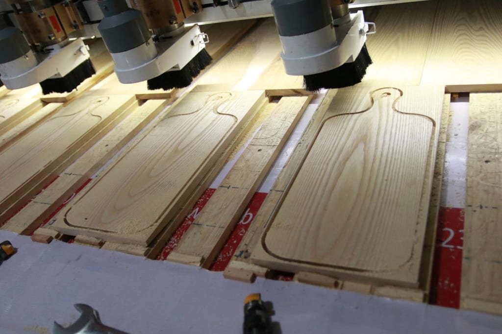 Sử dụng máy tiện CNC để định hình sản phẩm khay thớt gỗ