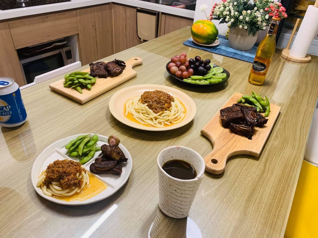 Trang trí bữa tối gồm Steak & Spaghetti với khay gỗ